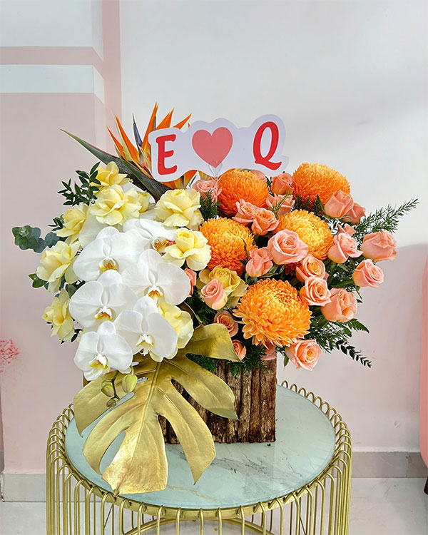 lẵng hoa chúc mừng với cúc mẫu đơn